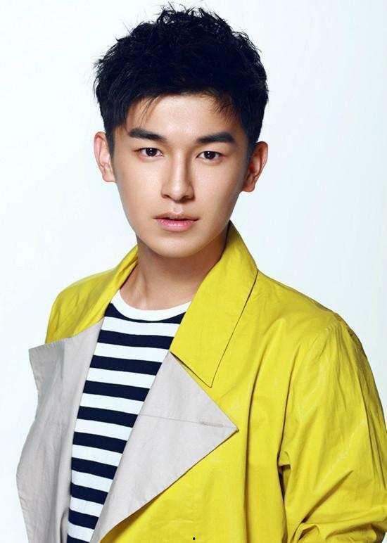 李郁的家庭背景,出身名门，传承家族荣耀的传奇人生